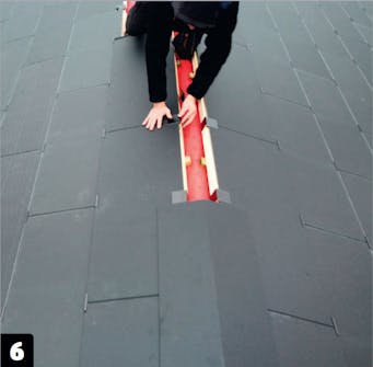 Tag med indbygget solceller: Montér øverste række tagplader og rygningen på én gang Tag med indbygget solceller: Montér øverste række tagplader og rygningen på én gang